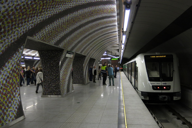 Illustration for article titled La nueva lĂnea de metro de Budapest es un psicodĂ©lico viaje de diseño